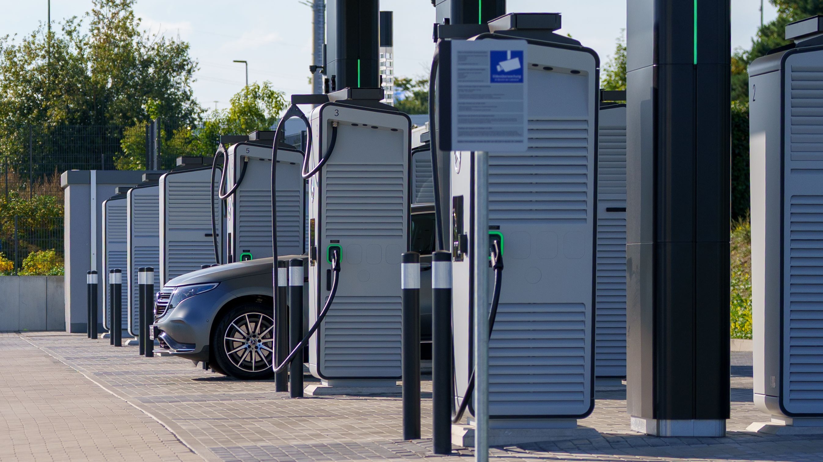 Pull-Through EV Fast Chargers Expand Along Highway Corridors for RVs and Trailers